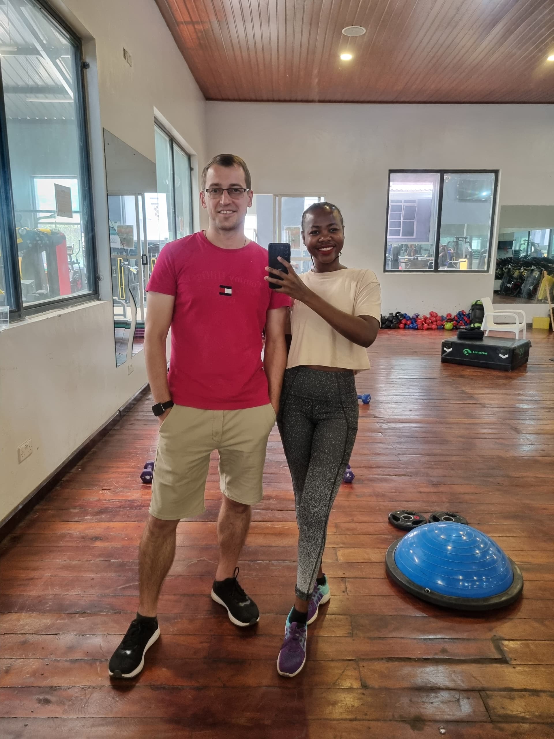 Maua and Aleksej taking a mirror selfie at the gym.